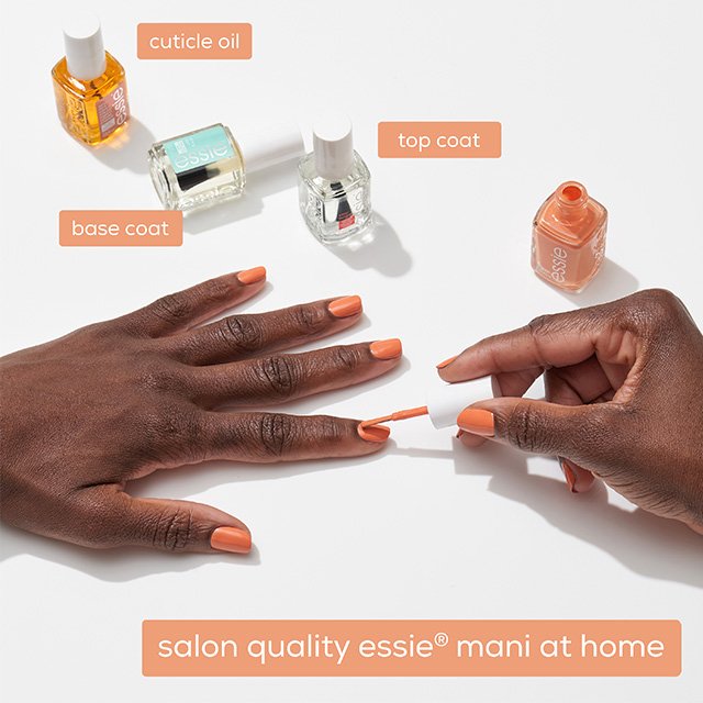 essie base coat, top coat, cuticle oil und ein Farblack, der auf die Fingernägel aufgetragen wird.