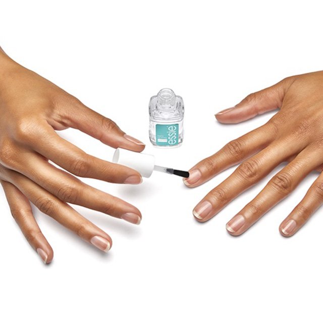 Ein klarer essie base coat wird auf die Fingernägel aufgetragen.