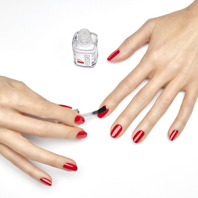 Ein roter, klassischer Nagellack von essie wird auf die Fingernägel aufgetragen.